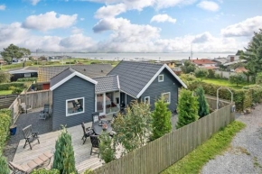 Skøn feriebolig med havudsigt i naturskønt område, Munkebo